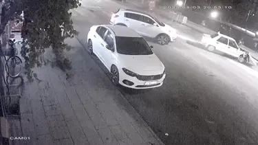 Yayalara yol vermek istedi, arkadan çarptılar