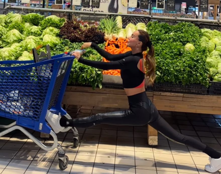 Ebru Şallı markette pilates yaptı 3 Ebru Şallı markette pilates yaptı 3