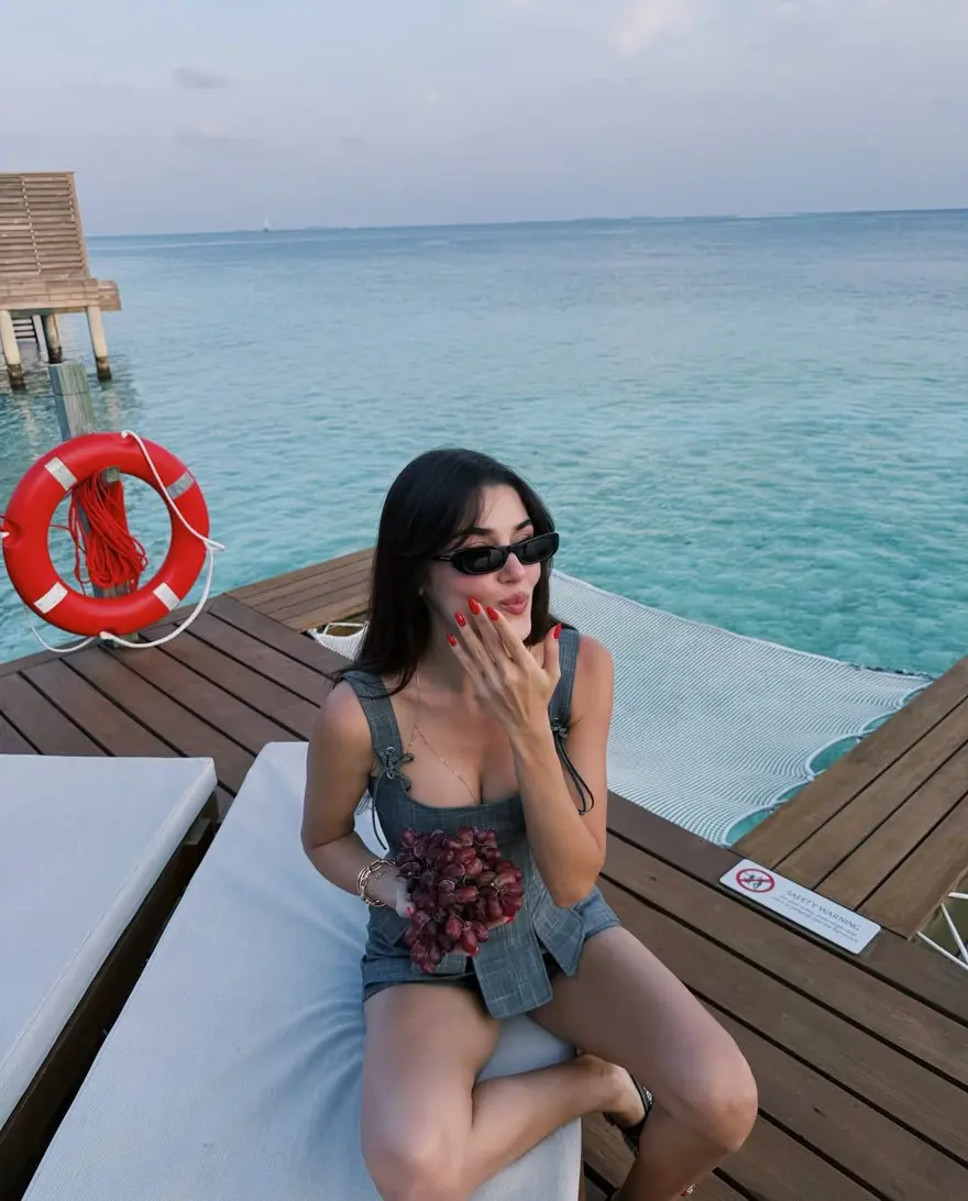 Hande Erçel Maldivler'de: Tatil pozlarını paylaştı 4 Hande Erçel Maldivler'de: Tatil pozlarını paylaştı 4