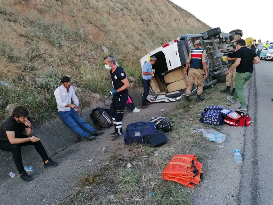 Tokat'ta yolcu minibüsü devrildi: 16 yaralı 7 Tokat'ta yolcu minibüsü devrildi: 16 yaralı 7