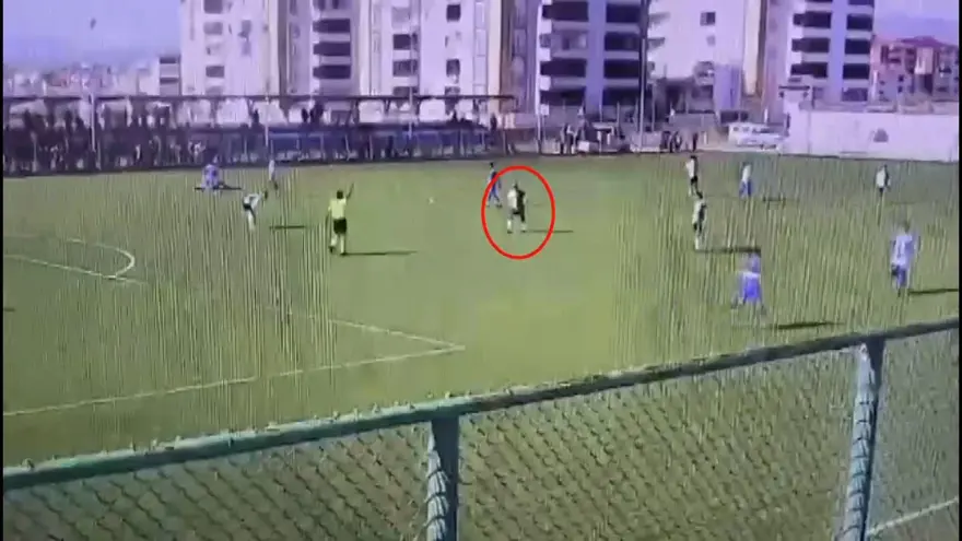 Kırmızı kart gördü, hakeme yumruk attı! 2