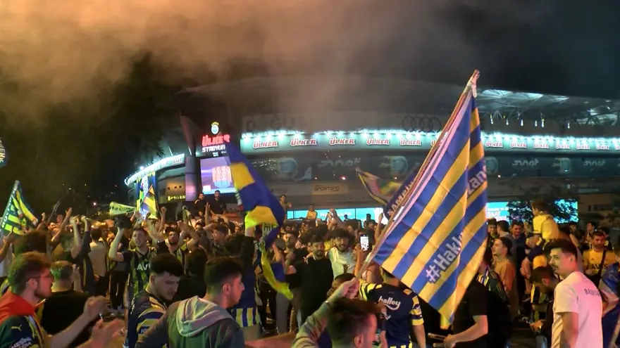 Fenerbahçeli taraftarlar, Kadıköy'de kupa zaferini kutladı 
