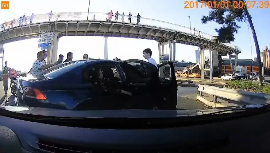 Sürücülerin sinyal kavgası: Aracı yumruklayıp, hakaret etti 