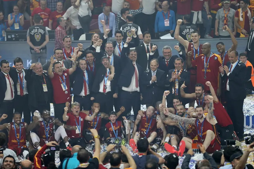 Galatasaray Odeabank, şampiyonluk kupasını kaldırdı 4