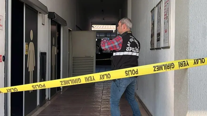 AVM’de film gibi kuyumcu soygunu: Havalandırma boşluğundaniçeri girdiler 6 AVM’de film gibi kuyumcu soygunu: Havalandırma boşluğundaniçeri girdiler 6