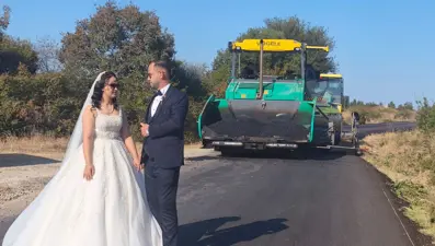 Asfalt makineli evlilik hatırası