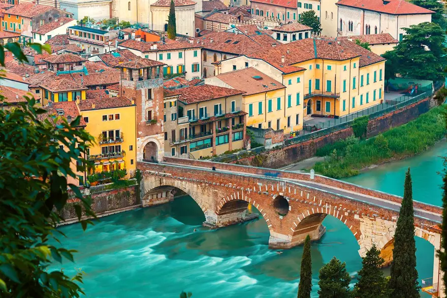 verona gezi rehberi, verona rehberi, verona gezilecek yerler, verona görülecek yerler, romeo ve juliet'in şehri, Adige Irmağı, Bra Meydanı, Casa di Giulietta, Castelvecchio, Erbe Meydanı, Via Mazzini 9