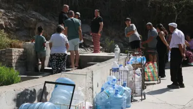 İzmir'de 32 saatlik su kesintisi! Bidonunu damacanasını alan çeşmeye koştu