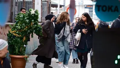 Yılbaşı ağacı bir anda hareketlendi: Vatandaşlar neye uğradığını şaşırdı
