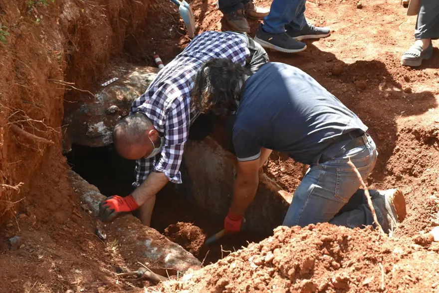 Sulama kanalı kazısında tarihi mezar bulundu 5