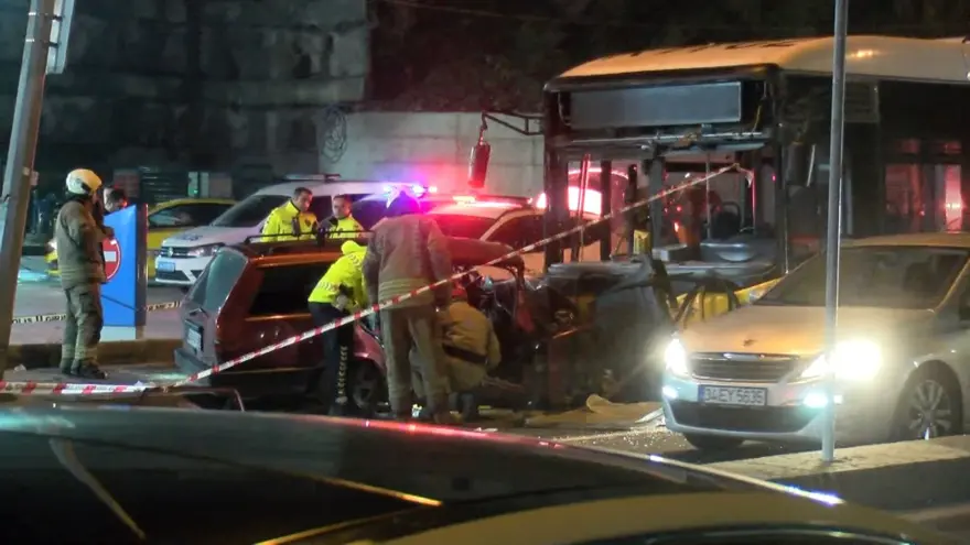İstanbul'da feci kaza: Otomobil İETT otobüsüyle çarpıştı, 2 kişi öldü 