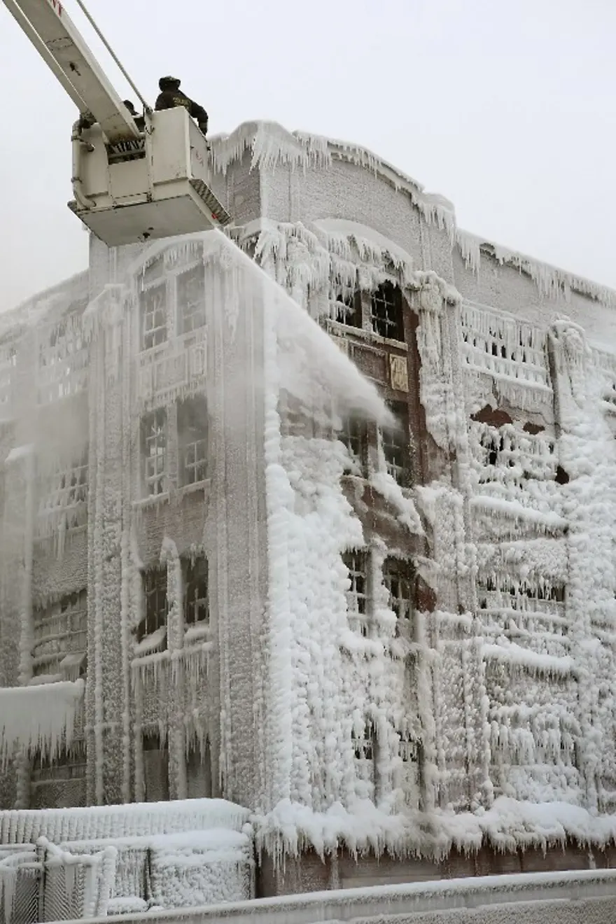 İtfaiyenin buzla mücadelesi 23