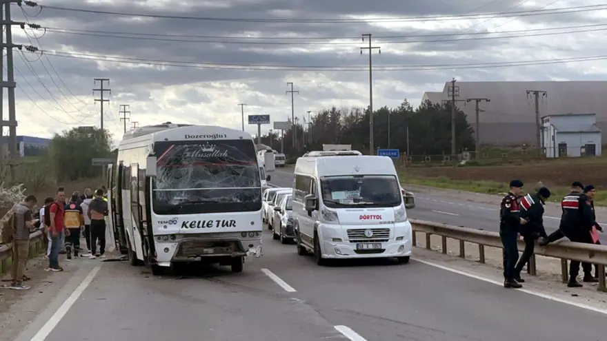 İki servis aracı çarpıştı: 5’i askeri personel, 16 yaralı 6