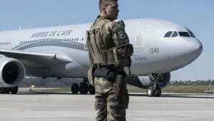 Paris uçağında bomba alarmı: Havalimanı boşaltıldı