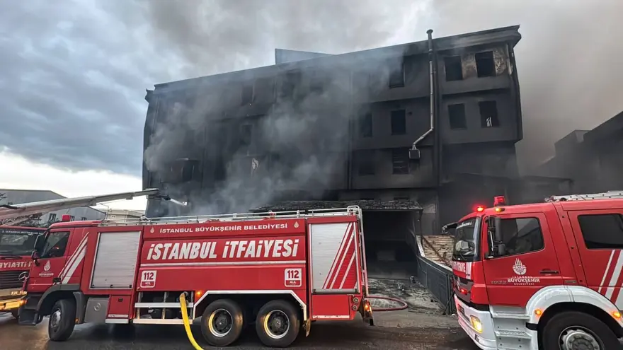 Beylikdüzü’nde yanan fabrika küle döndü: Altı katlı binada çökme riski var 