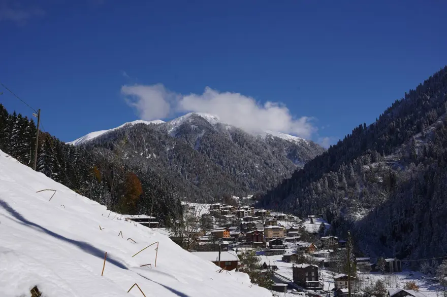 Ayder Yaylası'nda sonbahar ve kış birleşince ortaya kartpostallık görüntüler çıktı 8 Ayder Yaylası'nda sonbahar ve kış birleşince ortaya kartpostallık görüntüler çıktı 8