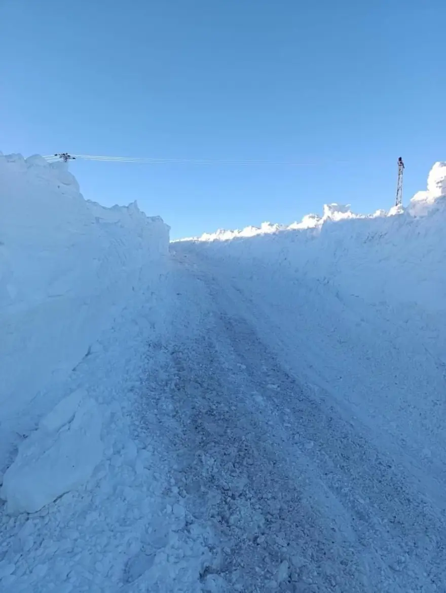 İlçe kara gömüldü:Kar kalınlığı 3 metreyi buldu, ulaşım kar tünellerinden sağlanıyor 3