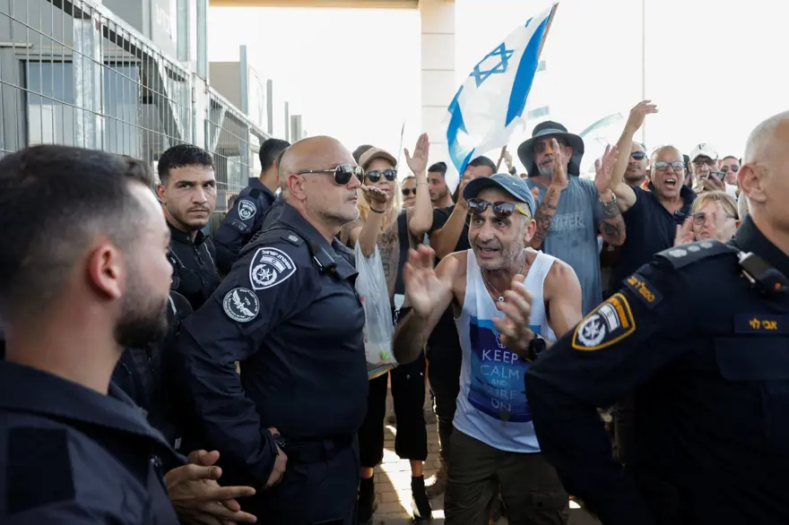 İsrailli askerlerden Filistinli tutukluya cinsel işkence: Aşırı sağcılar mahkemeyi bastı İsrailli askerlerden Filistinli tutukluya cinsel işkence: Aşırı sağcılar mahkemeyi bastı