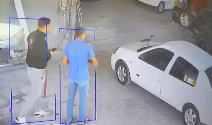 Karga arabanınanahtarını alıp kaçtı, çalışanlar peşinden koştu 1