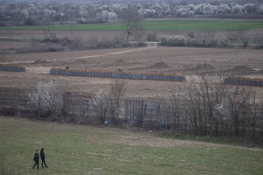 Yunanistan hudut birlikleri sınır hattına siper kazıyor 1
