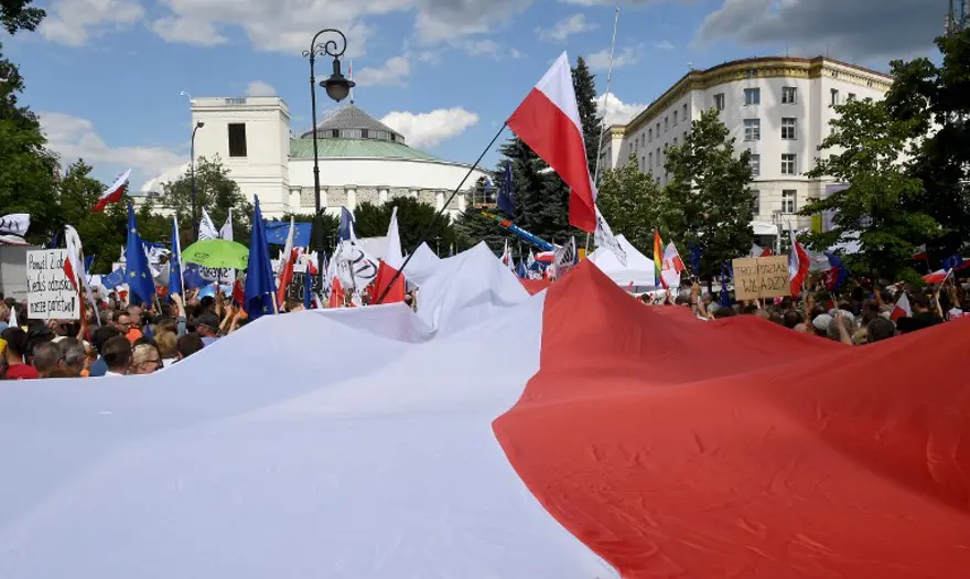 Polonya'da anayasada değişiklik protesto edildi 8