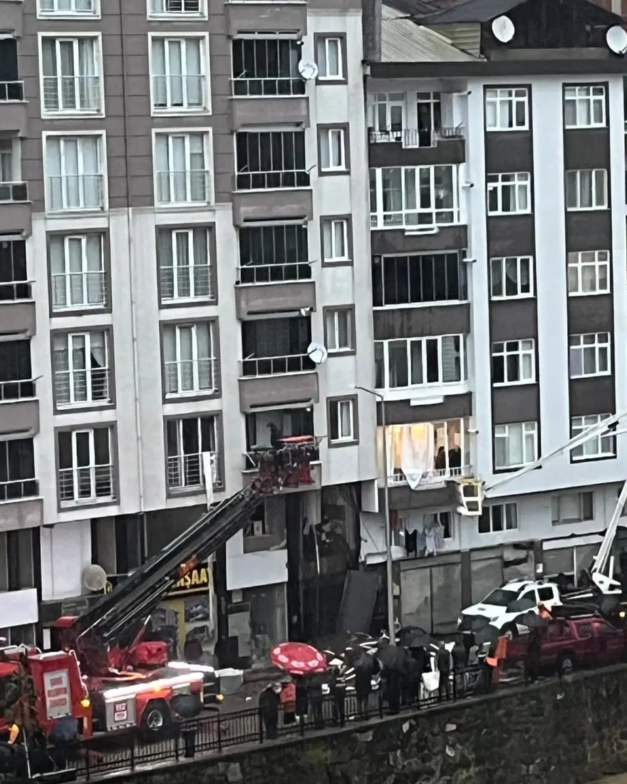 Çayeli'de heyelan: 1 ölü, 4 yaralı 1 Çayeli'de heyelan: 1 ölü, 4 yaralı 1