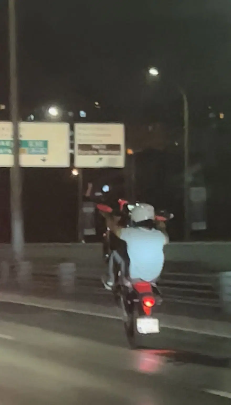 Haliç Köprüsü'nde motosiklet sürücüsünden tehlikeli hareketler 