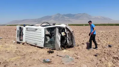 Takla atan ticari aracın sürücüsü ile 4 yavru kedi kurtarıldı