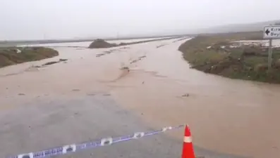 Edirne Uzunköprü'de sağanak: Dereler taştı, yollar ulaşıma kapatıldı