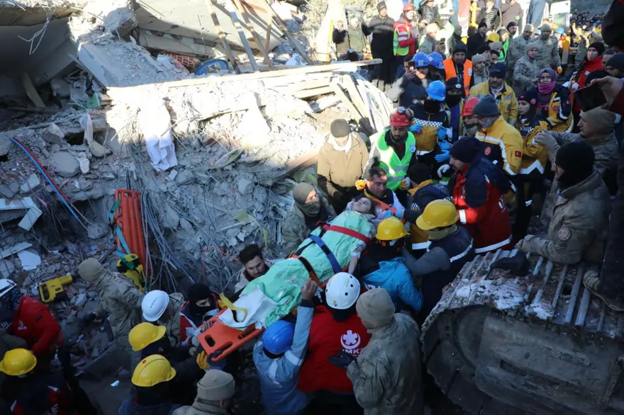 4 KİŞİLİK AİLE ASANSÖRDEN KURTARILDI 18