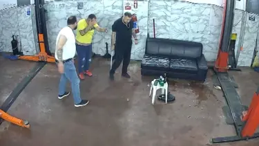 Tartıştıkları kişiyi levyeyle dövdüler