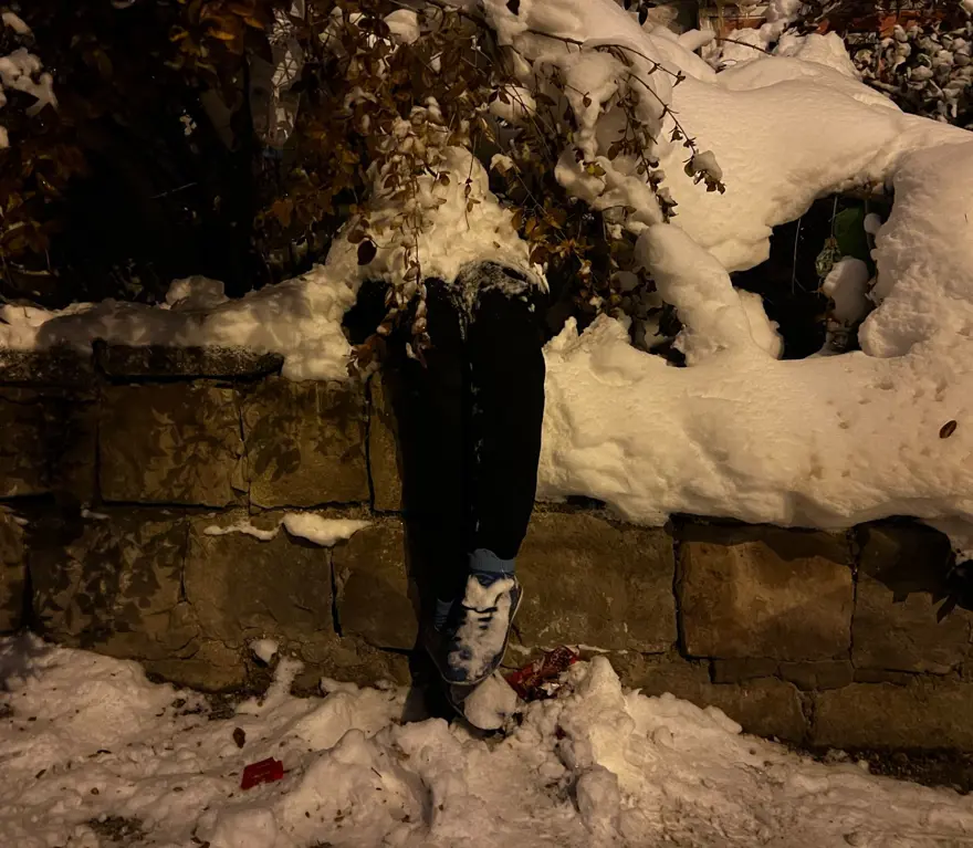 Kadın cinayeti ihbarına giden polis, kar altında cansız mankenle karşılaştı 2