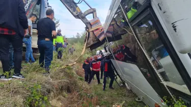 Yoldan çıkan minibüsteki 23 kişiye kurtarma operasyonu