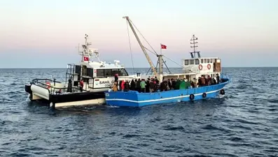 Balıkçı teknesinde 92 kaçak göçmen yakalandı