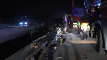 Köprüde asılı kalan tırın sürücüsü kurtarıldı