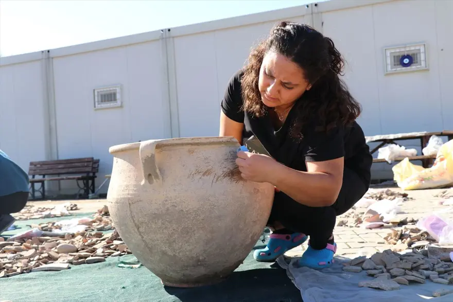Tatarlı Höyük'te Orta Demir Çağ'a ait depolama alanı bulundu 12 Tatarlı Höyük'te Orta Demir Çağ'a ait depolama alanı bulundu 12