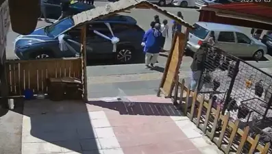 Karşı yola geçmeye çalışan anne ile çocuğa otomobil çarptı