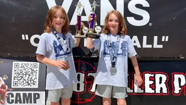 İkiz kaykaycılar ABD'deki yarışmada zirveye çıktı