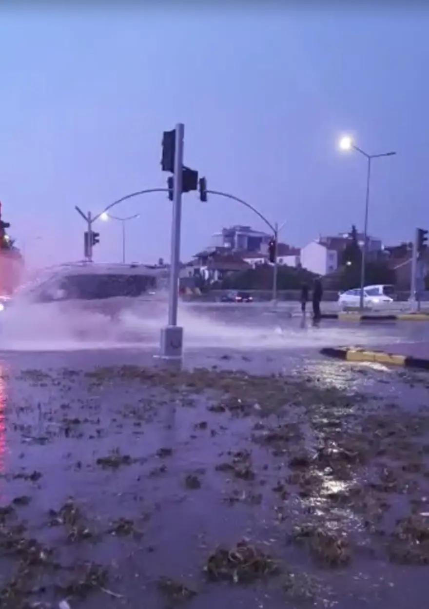 Uşak'ta sağanak: Yollar göle döndü, evleri su bastı 1