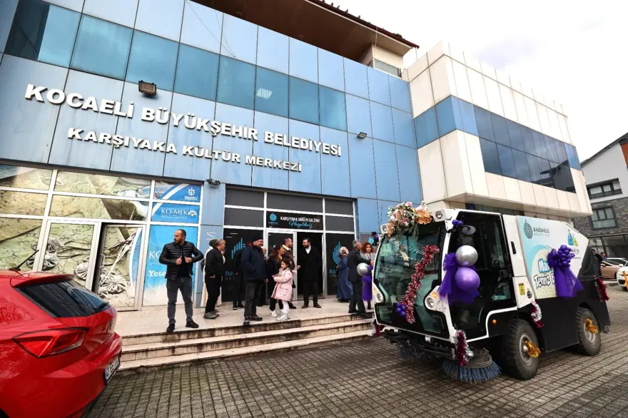 Belediye temizlik görevlisi mini süpürge aracını gelin arabası yaptı 5 Belediye temizlik görevlisi mini süpürge aracını gelin arabası yaptı 5