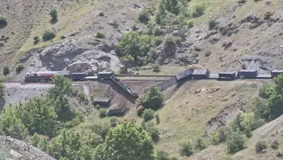 Elazığ'da yük treninin beş vagonu raydan çıktı