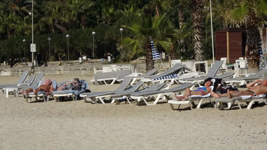 Şubat ayında denizin keyfini çıkardılar: Hava sıcaklığı 17 derece 4