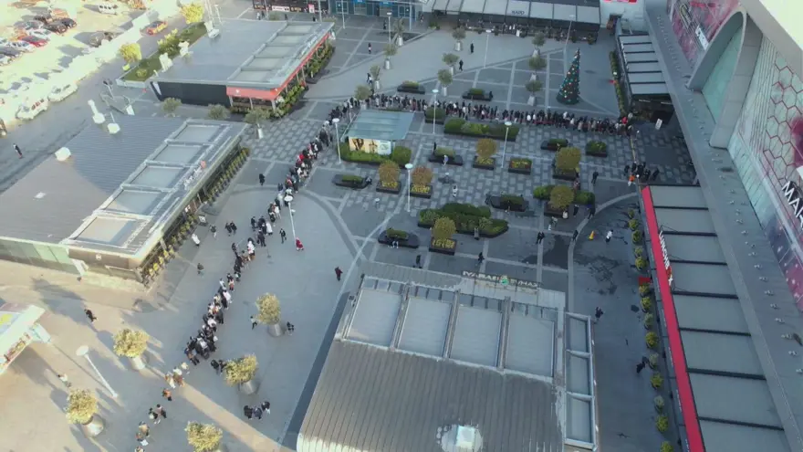 Efsane cuma indirimlerinde izdiham: Sabah ezanında sıraya girdiler Efsane cuma indirimlerinde izdiham: Sabah ezanında sıraya girdiler