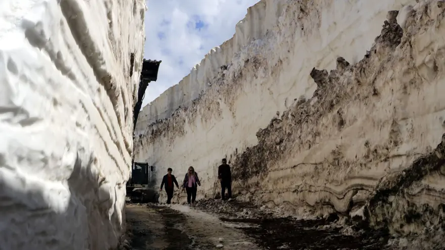 Yüksekova'da, mayıs sonu 8 metrelik karla mücadele 4