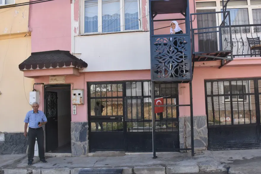Böbrek hastası eşi için üç katlı binanın dışına yaptırdı 1 Böbrek hastası eşi için üç katlı binanın dışına yaptırdı 1