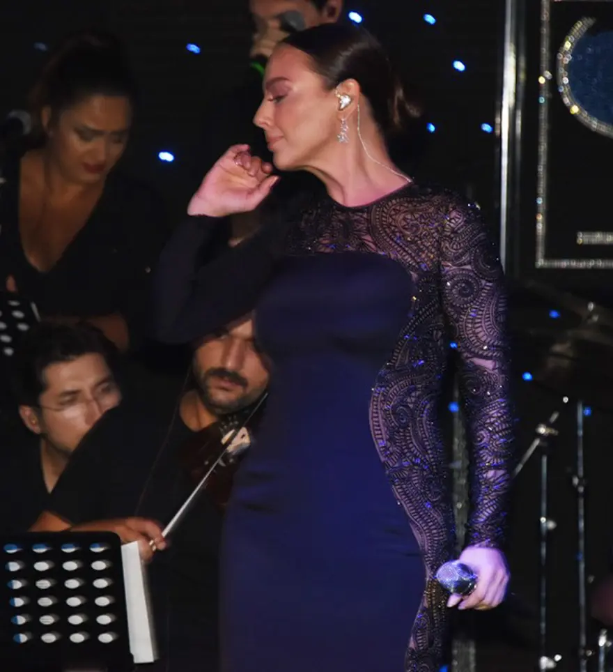 Ebru Gündeş ayrılık sonrası ilk kez sahnede 1