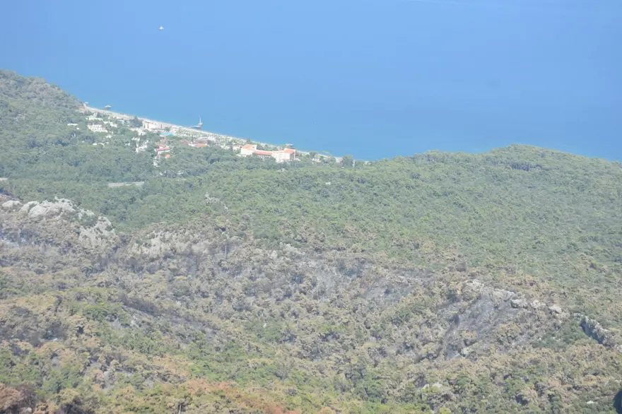 Kemer ilçesinde yanan alanlar havadan görüntülendi 1