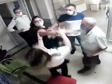 Hastanenin kadın güvenlik görevlisine kadın ziyaretçi saldırdı