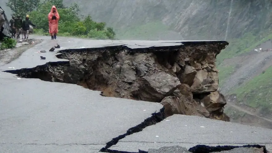 Ganj nehri taştı, evler yıkıldı 1 Ganj nehri taştı, evler yıkıldı 1