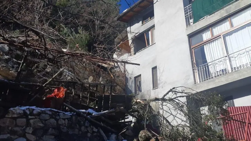 Düşen dev kaya parçası nedeniyle iki evde hasar oluştu 
